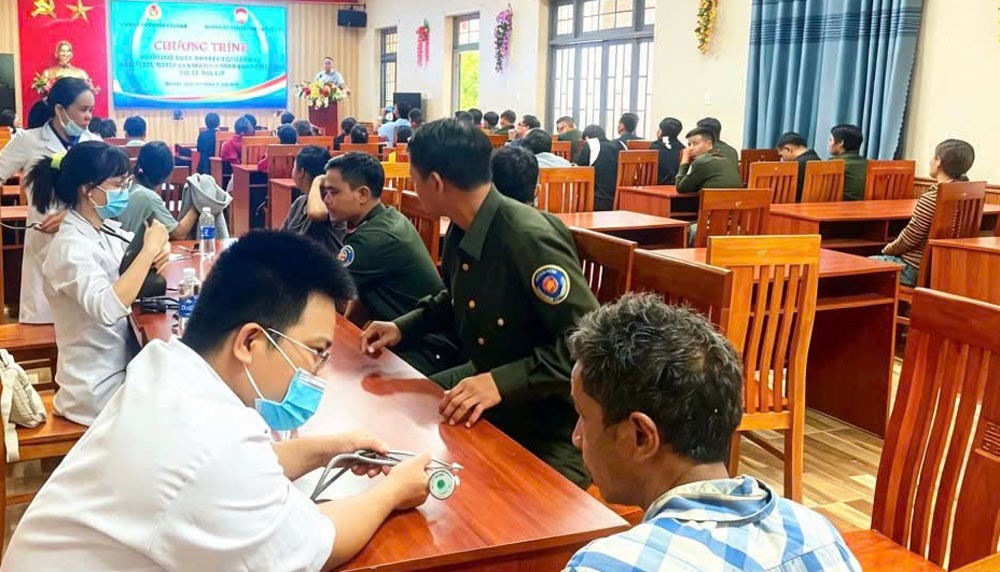 Tam Ky Ward Trade Union, Da Nang organizes an initial visit and medical examination program for trade union members and people in the highlands of Tra Tap commune. Photo: Tam Ky Trade Union