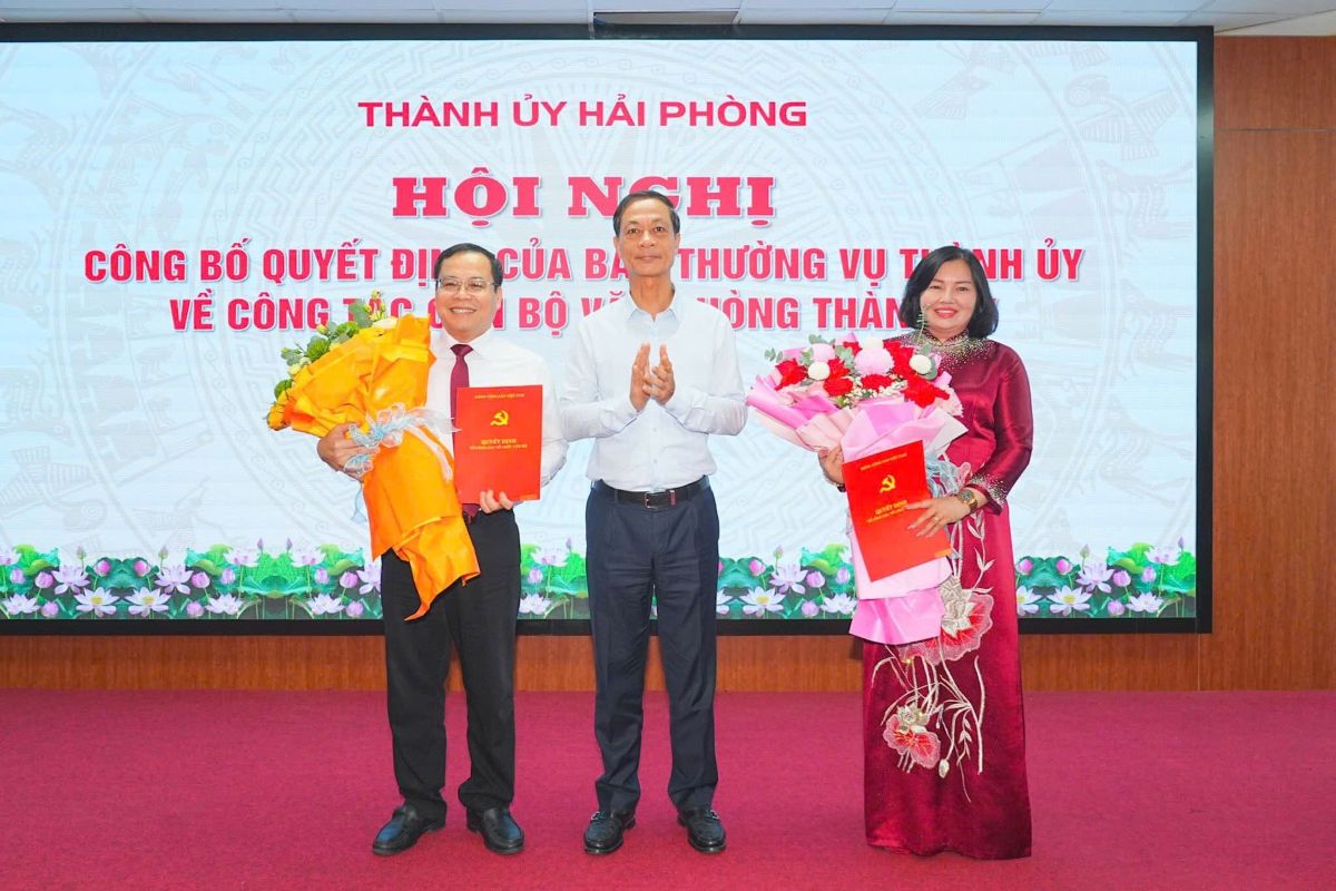 Standing Deputy Secretary of the City Party Committee Do Manh Hien presents the Decision to Mr. Pham Hung Hung and Ms. Nguyen Thi Nhu Trang. Photo: Hai Phong City e-Portal