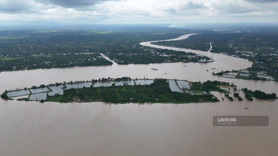 Thanh Long islet is gradually shrinking after many years of being affected by landslides. Photo: Hoang Loc