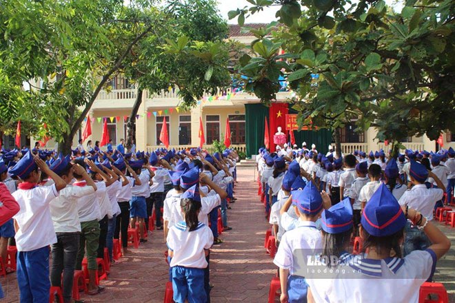 The Ministry of Home Affairs has just issued an official dispatch on resolving policies for leaders, managers and educational support personnel at educational institutions. Photo: Tran Tuan