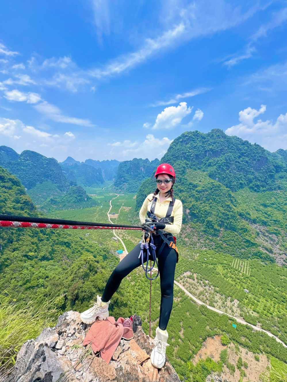 Du khách bắt đầu thử thách đu dây.