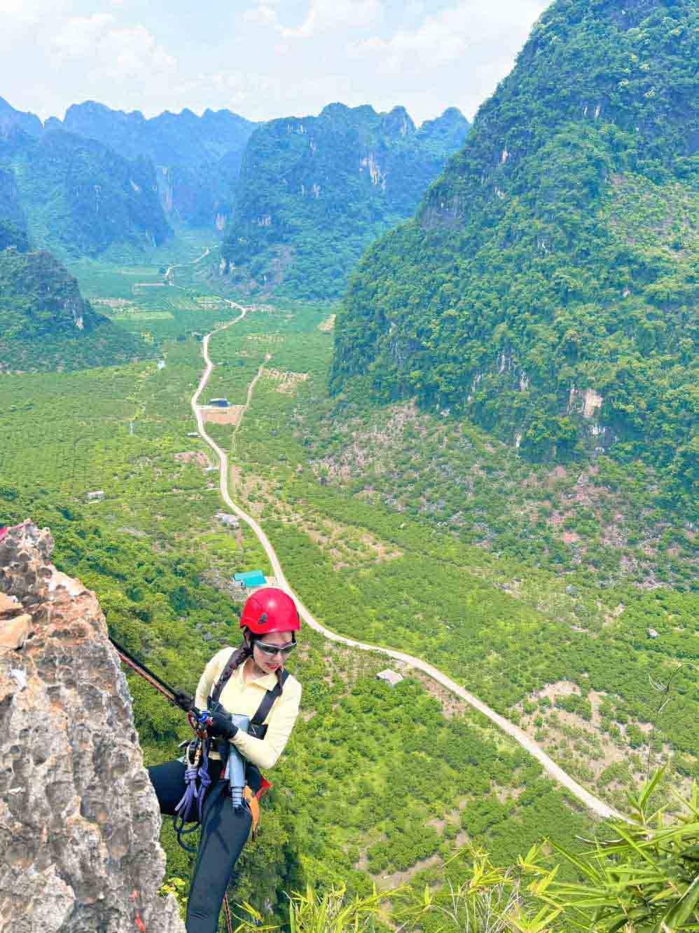 Du khách từng bước vượt qua giới hạn bản thân.
