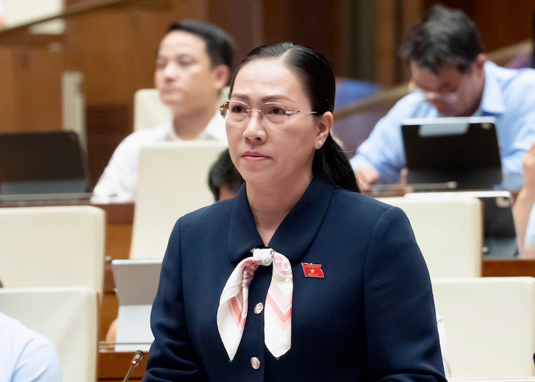 Delegate Nguyen Thi Yen Nhi (Vinh Long Provincial National Assembly Delegation) proposed amending regulations on state compensation in the direction of accurately calculating actual damage, ensuring the rights of victims. Photo: Media National Assembly