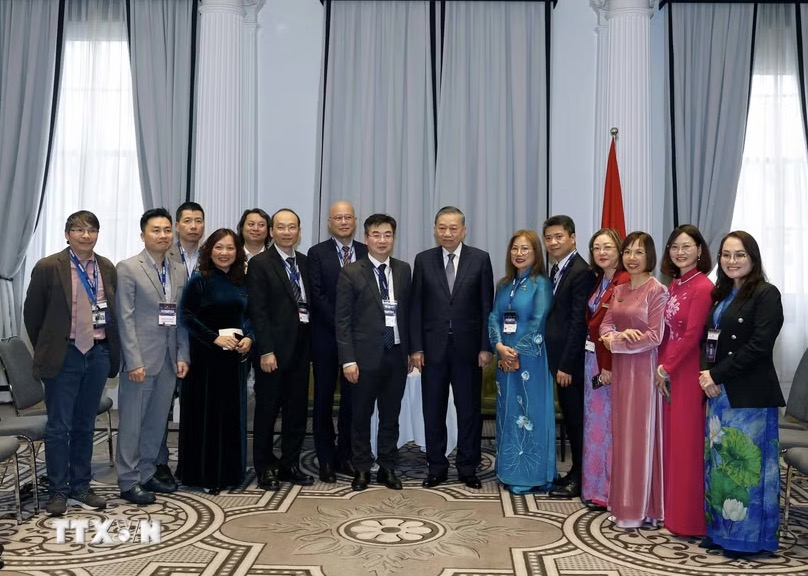 General Secretary and President To Lam receives a number of typical intellectuals and scientists of the Vietnamese Intellectuals and Experts Association in Australia. Photo: VNA