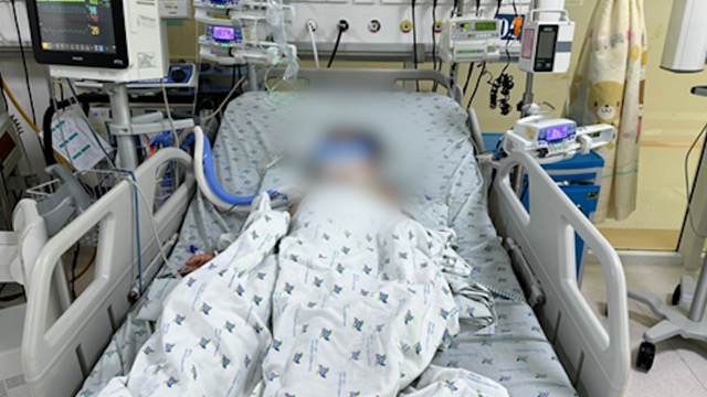 L'un des 3 jeunes patients soupçonnés d'empoisonnement aux mort-aux-rats. Après près de 3 semaines de traitement, l'état de santé des jeunes patients se stabilise progressivement. Photo: Source Hôpital pédiatrique de la ville