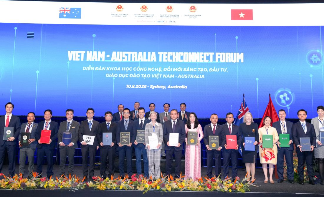 Vietjet and Western Sydney International Airport together with Vietnamese and Australian businesses exchange cooperation documents in the presence of Politburo Member, Deputy Prime Minister, Minister of National Defense Phan Van Giang, along with senior leaders and the business community of the two countries. Photo: Vietjet