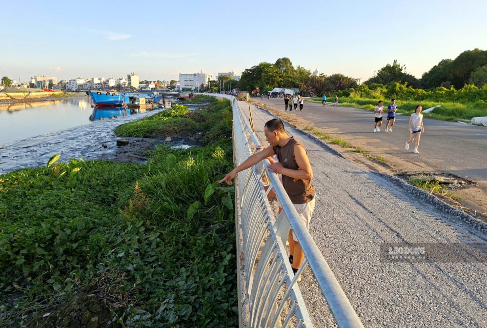 The Tham Luong - Ben Cat canal section through Go Vap Park has been embanked, but the canal bed has not been dredged. Photo: Minh Quan