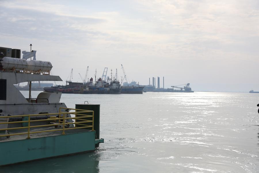 Port à Bushehr, une ville portuaire iranienne. Les États-Unis prévoient de lever le blocus des ports iraniens immédiatement après avoir conclu un accord sur la reprise du transport maritime sans entrave dans le détroit d'Ormuz. Photo: Xinhua