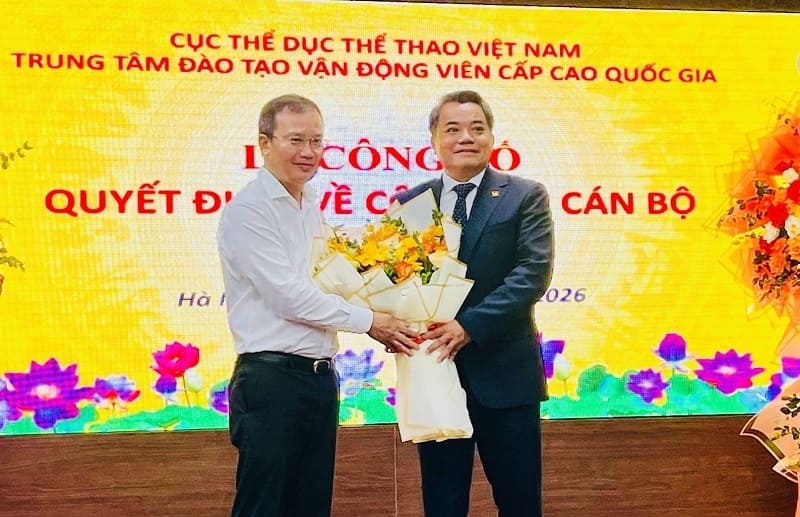 Mr. Pham Hoang Tung (right) takes on the task of Director of the National High-Level Athlete Training Center of the Vietnam Department of Physical Education and Sports. Photo: Hoai Viet