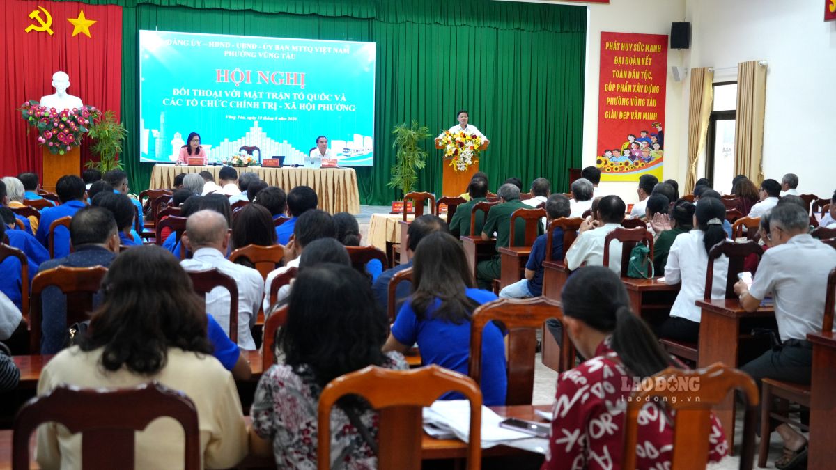Vue d'ensemble de la conférence de dialogue entre le comité du parti, le gouvernement et le Front de la patrie et les organisations politiques et sociales du quartier de Vũng Tàu. Photo: Thành An