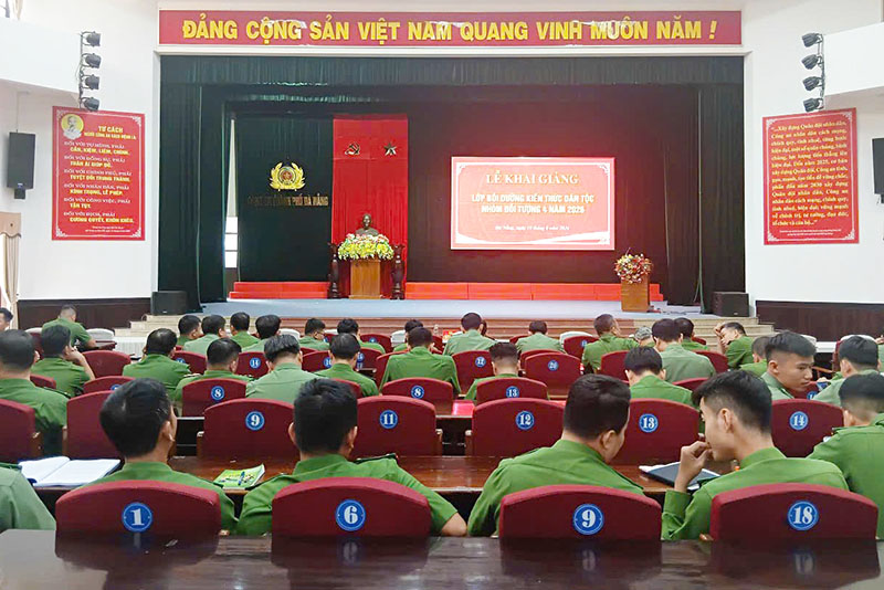 Sáng 10.8, Công an TP. Đà Nẵng tổ chức khai giảng lớp bồi dưỡng kiến thức dân tộc đối tượng 4 năm 2026 cho 120 cán bộ, chiến sĩ. Ảnh: Cổng TTĐT Công an TP. Đà Nẵng