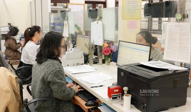 Leading and managing civil servants are considered for dismissal if they do not promptly resolve complaints and denunciations under their authority, causing public outrage and adversely affecting the reputation of agencies, organizations, and units. Photo: Hai Nguyen