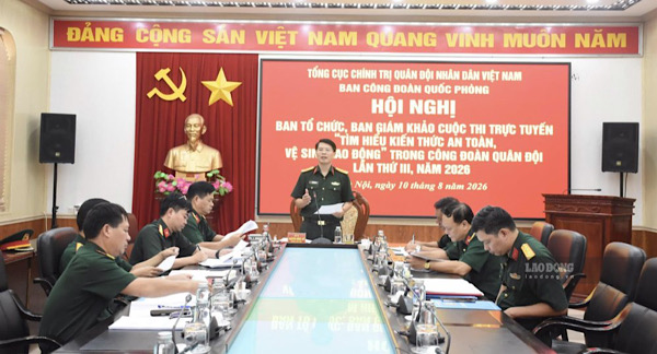 Colonel Nguyen Hong Loi - Head of the National Defense Trade Union - Standing Agency of the Online Contest "Learning about occupational safety and health knowledge" speaks at the Conference of the Organizing Committee and the Judging Panel of the Contest. Photo: Kieu Vu