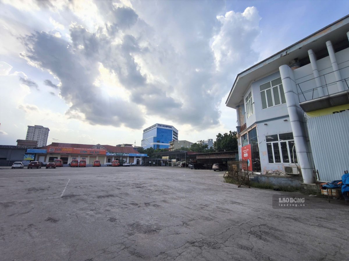 Một phần khu đất được sử dụng làm nơi đậu ôtô và xe trung chuyển. Ảnh: Quang Đại