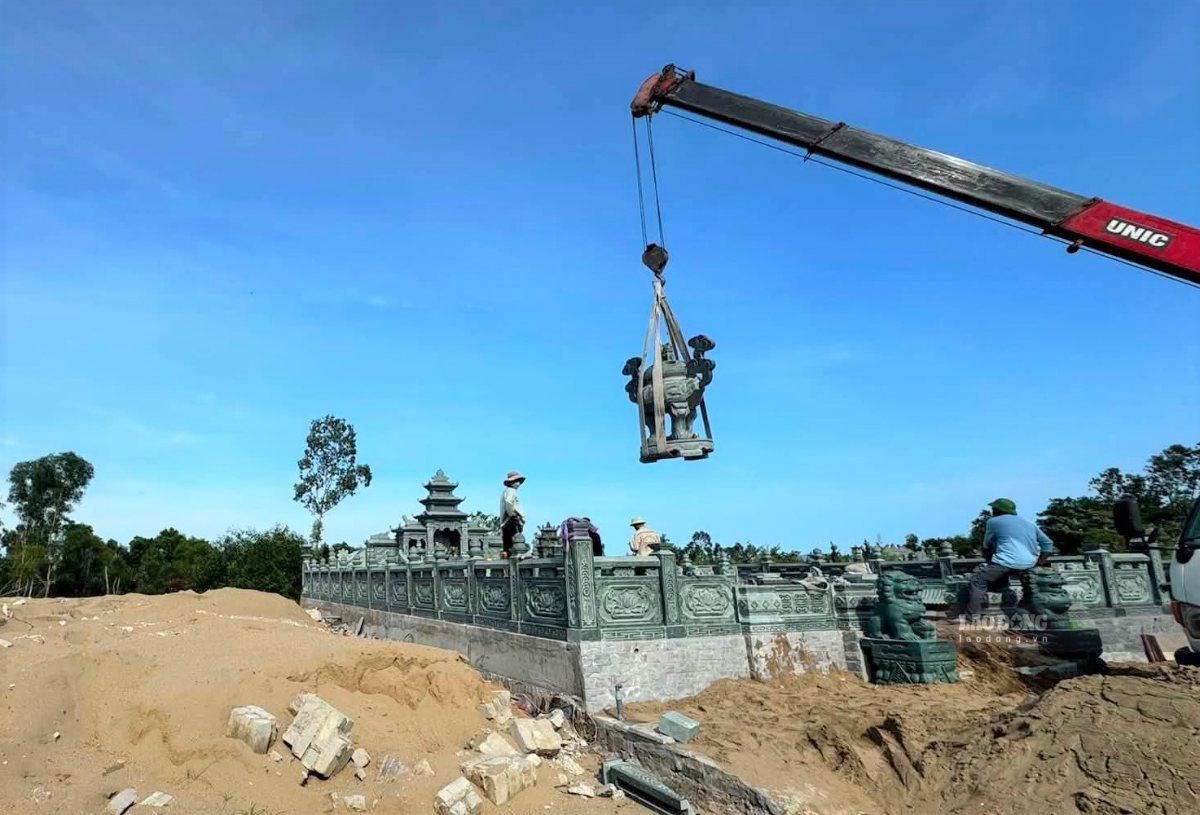 Khu lăng mộ thứ 3 xây trái phép trên đất công tại xã Đông Lộc được tháo dỡ ngày 10.8. Ảnh: Phạm Chung