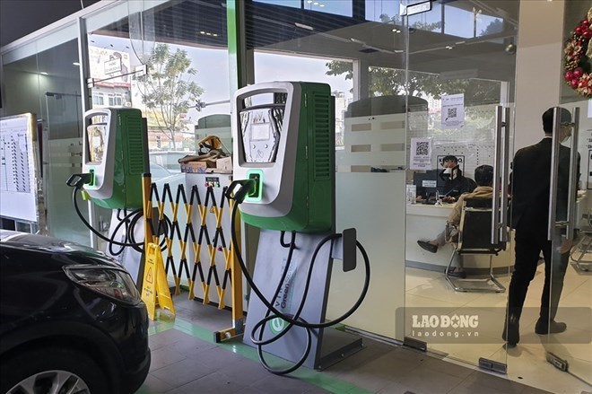 Electric vehicle charging station in a building in Hanoi. Photo: Phan Anh