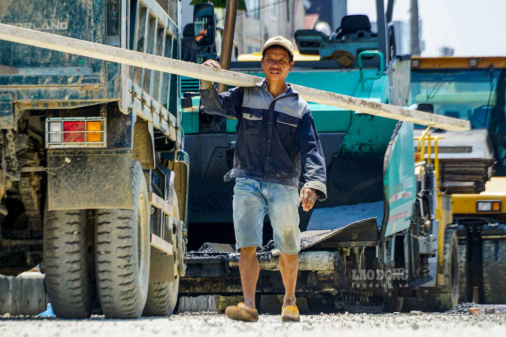 Vào buổi trưa, khi thời tiết nắng nóng đạt mức cao nhất, công nhân được bố trí nghỉ. Công việc được tiếp tục từ khoảng 14h, khi điều kiện thi công thuận lợi hơn.