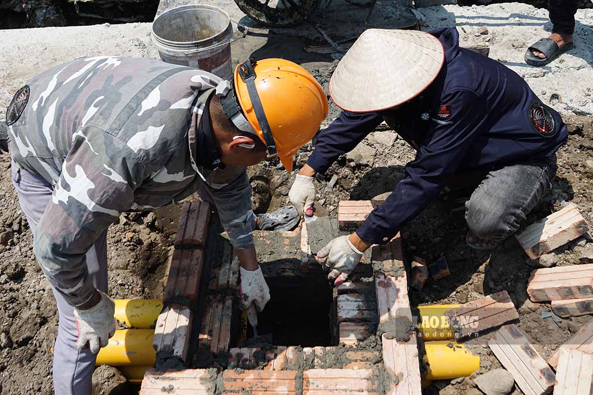 Trên công trường, những người thợ luôn kín mít trong trang phục bảo hộ, áo dài tay, mũ và các thiết bị bảo vệ.
