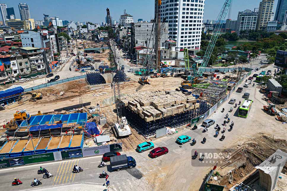 Trao đổi với Lao Động ngày 10.8, ông Lê Bá Lương - Phó Chỉ huy công trường gói thầu đường Vành đai 1, cho biết các đơn vị thi công đang dồn lực, duy trì tinh thần khẩn trương nhằm đảm bảo tiến độ chung của dự án.