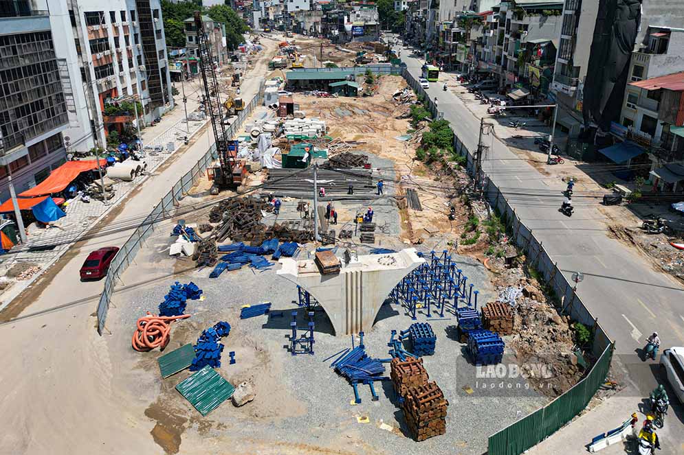 Tại công trường dự án đường Vành đai 1 đoạn Hoàng Cầu - Voi Phục, những ngày này, hàng chục máy móc cùng hàng trăm công nhân vẫn tất bật thi công trong điều kiện thời tiết nắng nóng gay gắt.