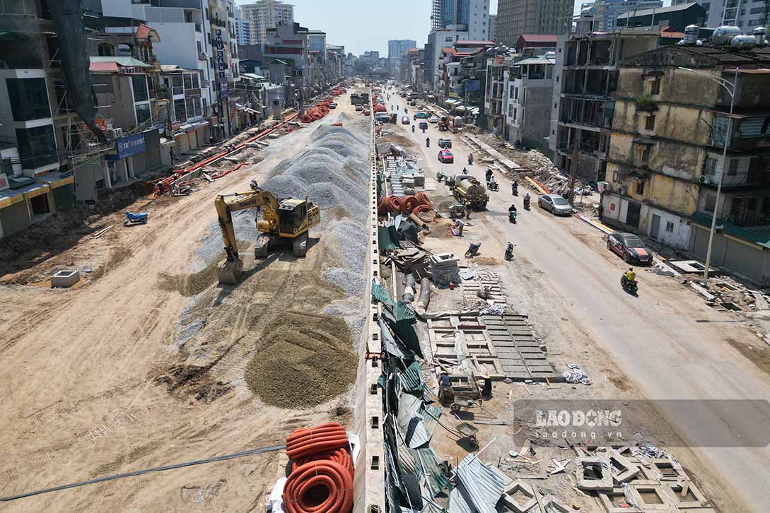 Giữa những ngày hè khắc nghiệt, tiếng máy móc vẫn vang lên trên công trường Vành đai 1. Những giọt mồ hôi của người lao động tiếp tục đổi lấy từng mét đường, góp phần đưa dự án trọng điểm của Thủ đô về đích theo kế hoạch.