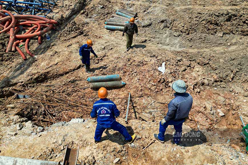 Nền nhiệt ngoài trời có thời điểm lên tới gần 40 độ C. Dưới cái nắng như đổ lửa, công nhân vẫn phải liên tục di chuyển, vận chuyển vật liệu, thực hiện các hạng mục xây dựng để đảm bảo tiến độ dự án.