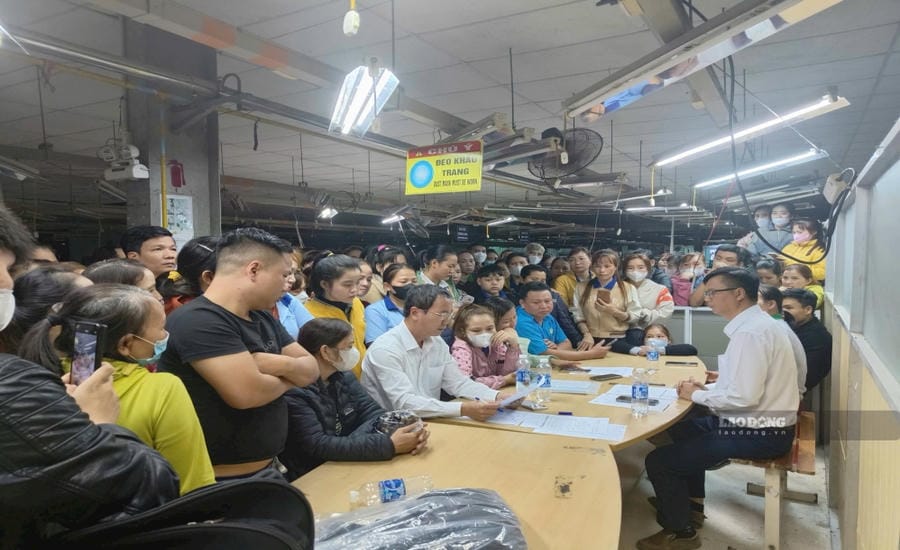 Da Nang functional agencies dialogue and listen to workers' thoughts at Minh Hoang 2 Garment Co., Ltd. Photo: Nguyen Hoang