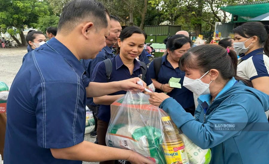 Trade union and Board of Directors of Chang Shin Vietnam Co., Ltd. visit workers in the boarding house area. Photo: Ha Anh Chien