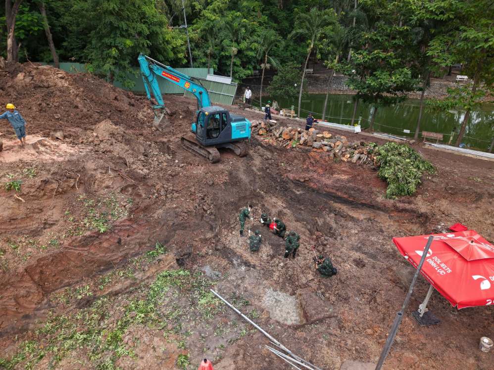Các máy xúc, xe tải được huy động hoạt động liên tục để bóc tách khối lượng lớn đất bồi đắp tại Công viên Lê Thị Riêng. Ảnh: Bộ Tư lệnh TPHCM