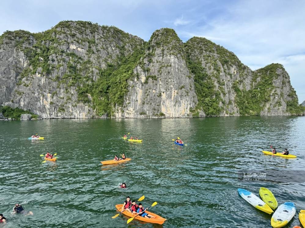 Du khách tự do chèo