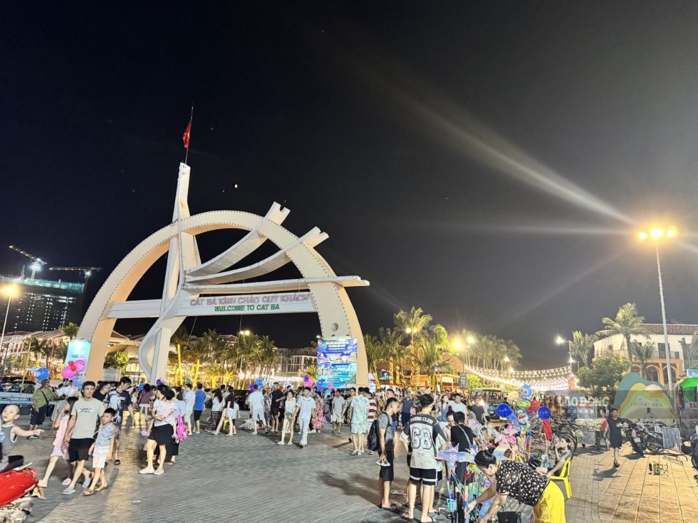Khu vực trung tâm trên đảo Cát Bà.