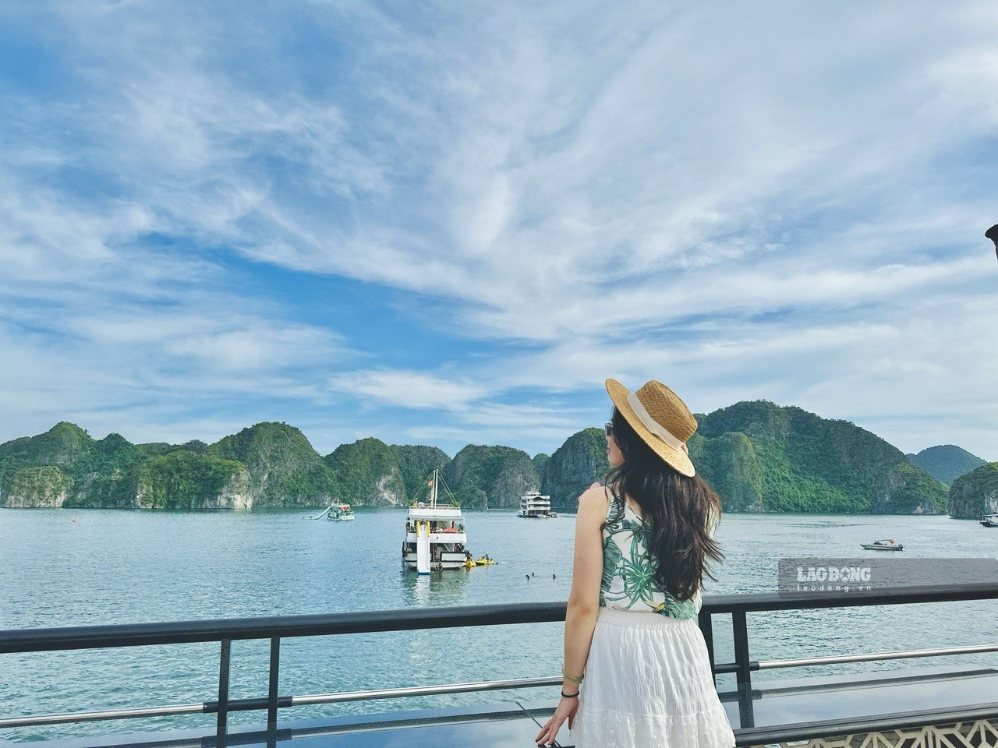 Du khách đi tàu ngắm cảnh trên vịnh Lan Hạ.