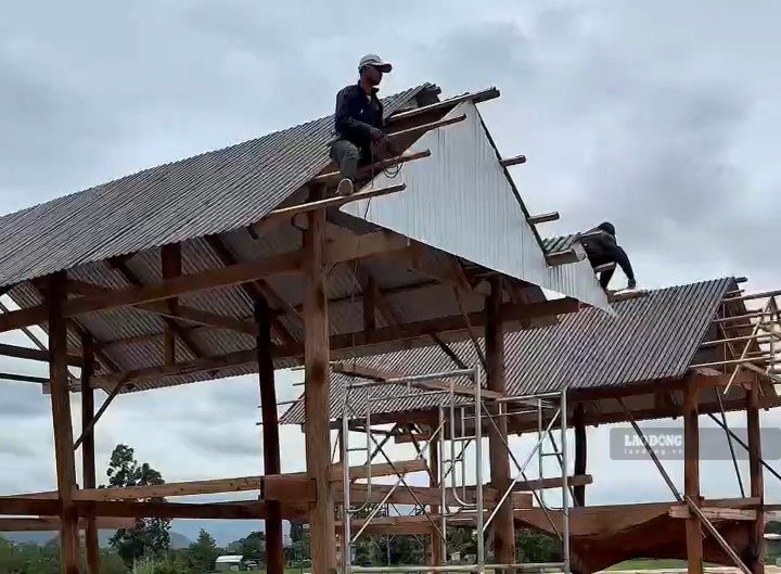 Các nhân công lành nghề thi công phần mái nhà. Ảnh: Thanh Tuấn 