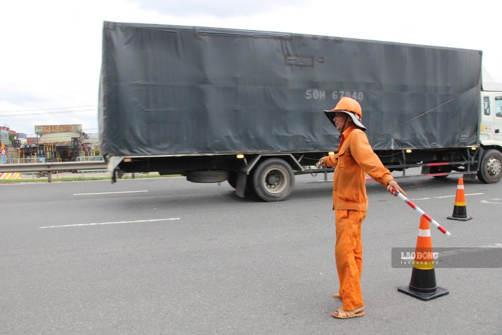 Lực lượng chức năng tính toán các phương án nhằm giảm thiểu ùn tắc giao thông. Ảnh: HAC