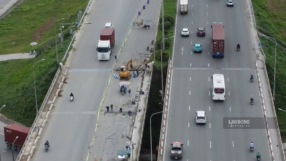 Hiện khu vực trên cầu Đồng Nai cũng đang tiến hành sửa chữa. Ảnh: HAC