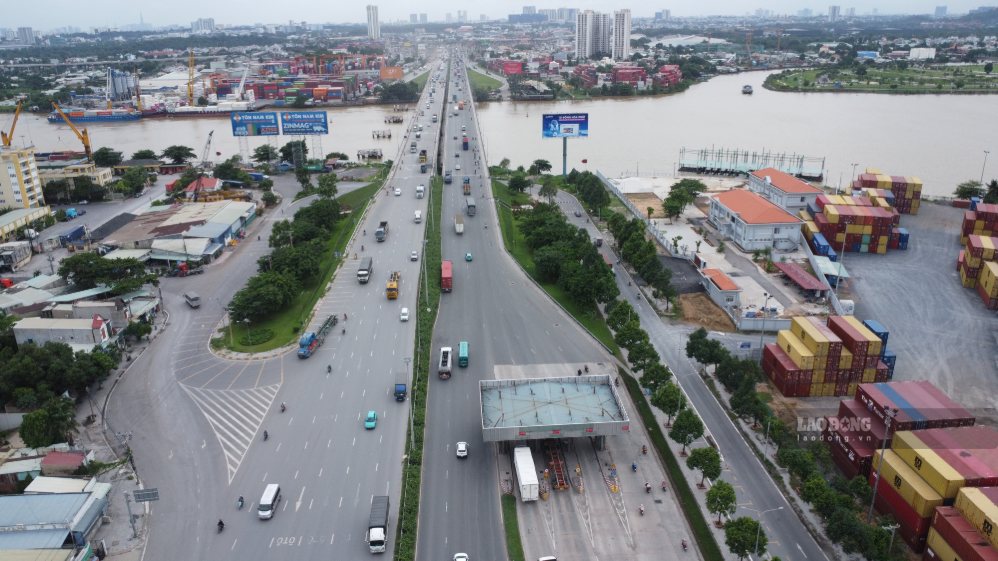 Trạm thu phí cầu Đồng Nai nằm ở cửa ngõ phía Đông của TPHCM, là hướng đi chính trên Quốc lộ 1A để các phương tiện từ thành phố Đồng Nai và các tỉnh miền Trung, miền Bắc, Tây Nguyên vào TPHCM. Ảnh: HAC