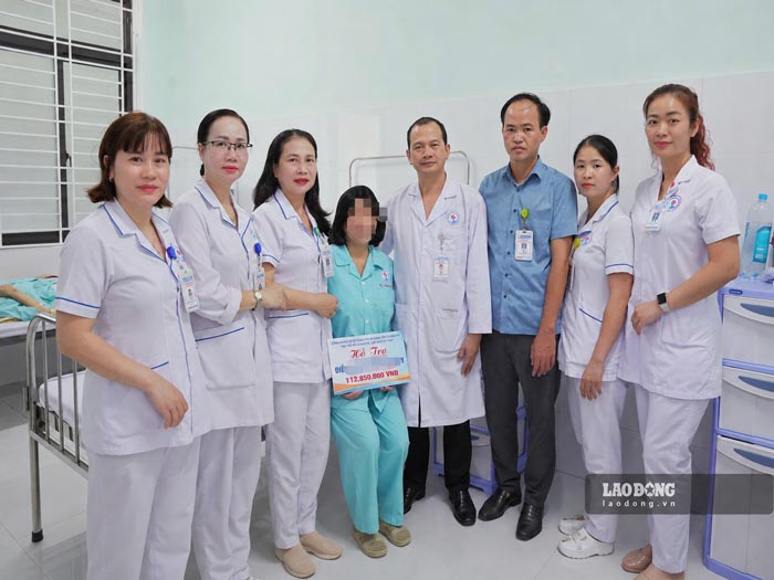 The Trade Union of Quang Tri Provincial General Hospital awarded a support amount of more than 112 million VND to Ms. T. Photo: Han Nguyen