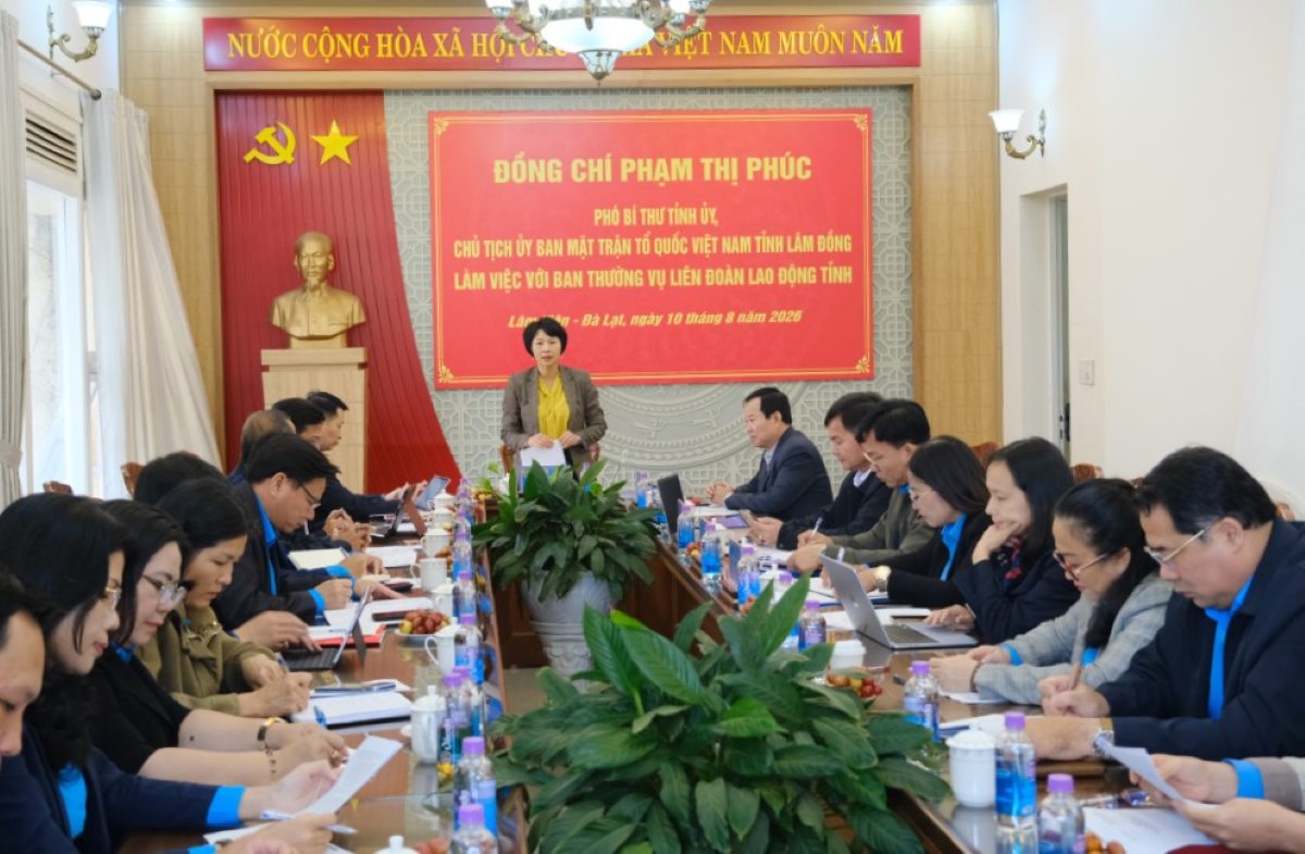 Bà Phạm Thị Phúc - Phó Bí thư Tỉnh ủy, Chủ tịch Ủy ban MTTQ Việt Nam tỉnh Lâm Đồng làm việc với Ban Thường vụ Liên đoàn Lao động tỉnh về kết quả triển khai nhiệm vụ 7 tháng đầu năm và nhiệm vụ trọng tâm những tháng cuối năm 2026. Ảnh: UBND tỉnh Lâm Đồng