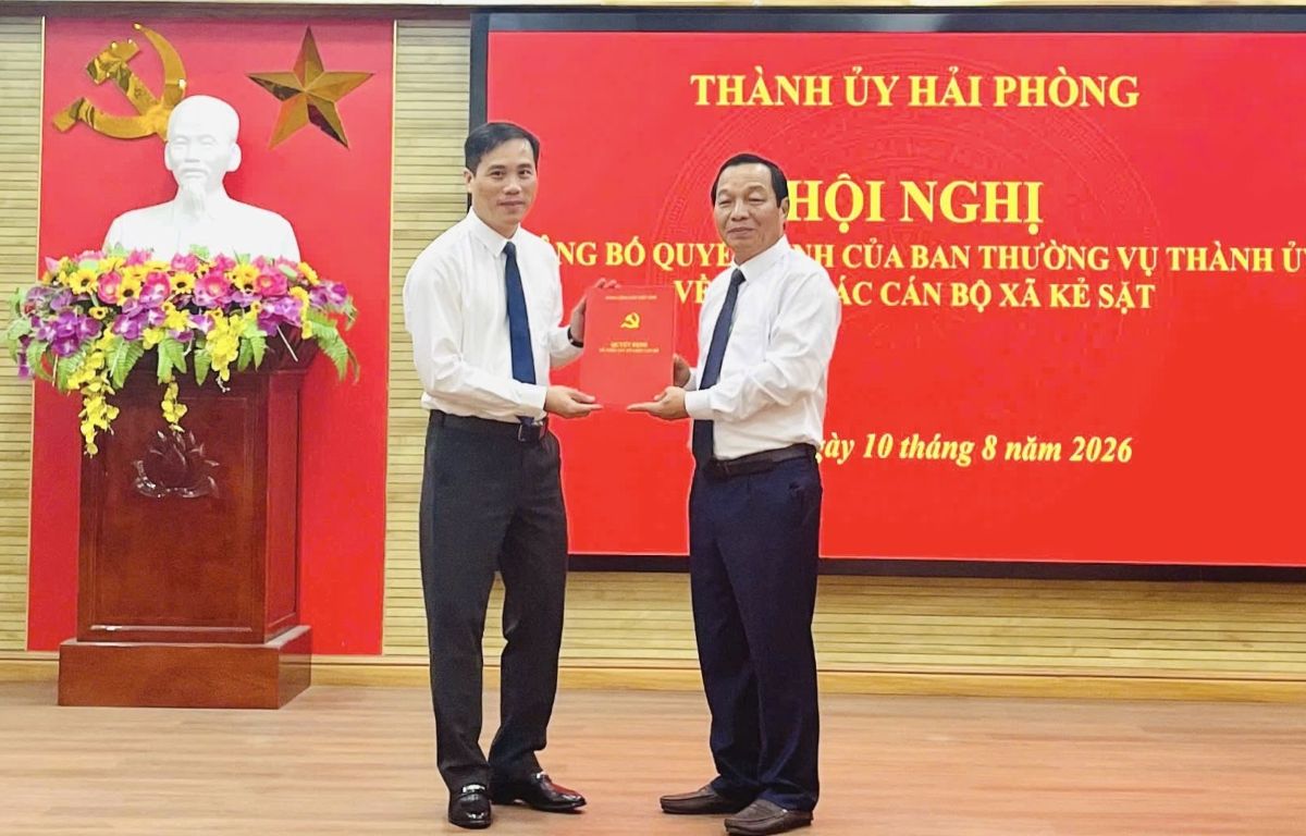 Chairman of the City People's Council Le Van Hieu presents the Decision to Mr. Nguyen Duc Lam. Photo: Hai Phong e-Portal