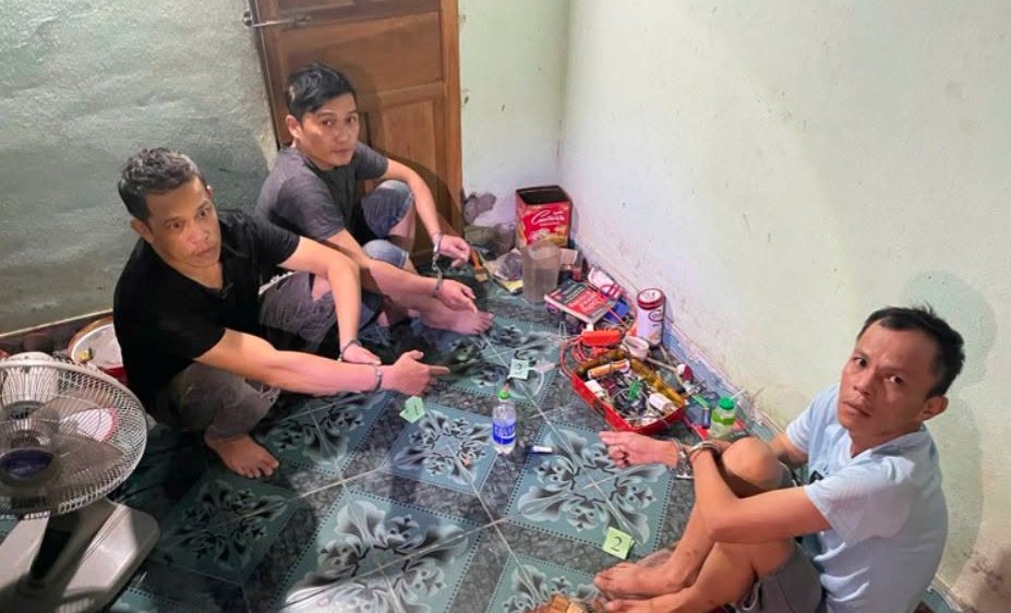 Người dân báo tin, công an bắt 3 người tụ tập sử dụng ma túy