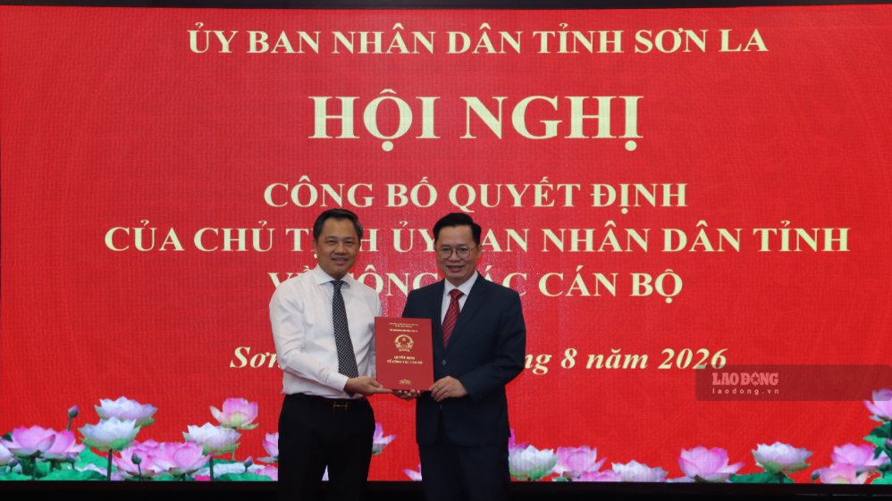 Mr. Nguyen Dinh Viet - Chairman of Son La Provincial People's Committee presents the Decision to Mr. Dinh Trung Dung. Photo: Minh Thu