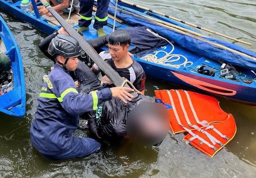 Falling into the water at Tam Ky bridge (Huong Tra ward, Da Nang), one person drowned and died. Photo: Da Nang Police