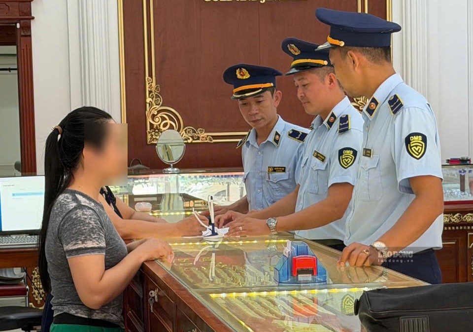 Nghe An market management officials inspect gold business establishments in the area. Photo: Quang Dai
