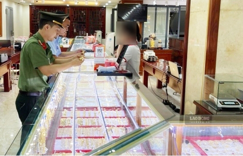 Lực lượng chức năng Nghệ An kiểm tra cơ sở kinh doanh vàng trên địa bàn. Ảnh: Quang Đại