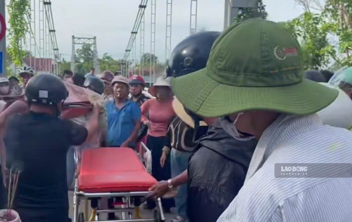 People find and bring the victim's body ashore. Photo: Han Nguyen