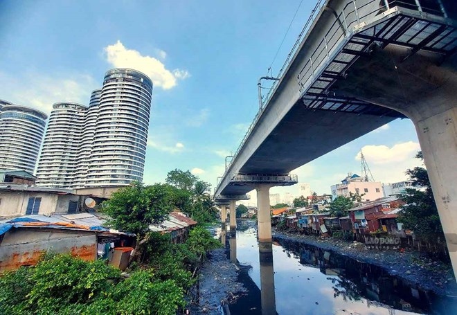 Dãy nhà lụp xụp ven rạch Văn Thánh.  Ảnh: Minh Quân
