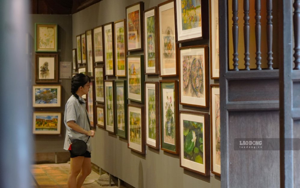 Người dân tham quan triển lãm “Ngàn năm di sản”, tìm hiểu vẻ đẹp văn hóa qua hội họa.