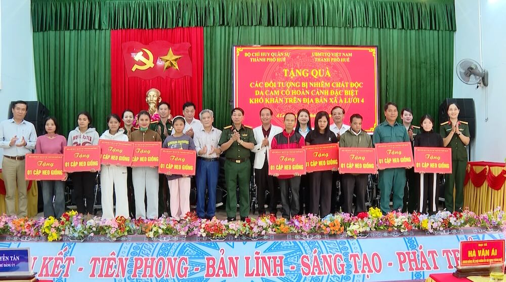 Giving gifts to cases affected by Agent Orange/dioxin in A Luoi commune 4. Photo: Hue City Military Command