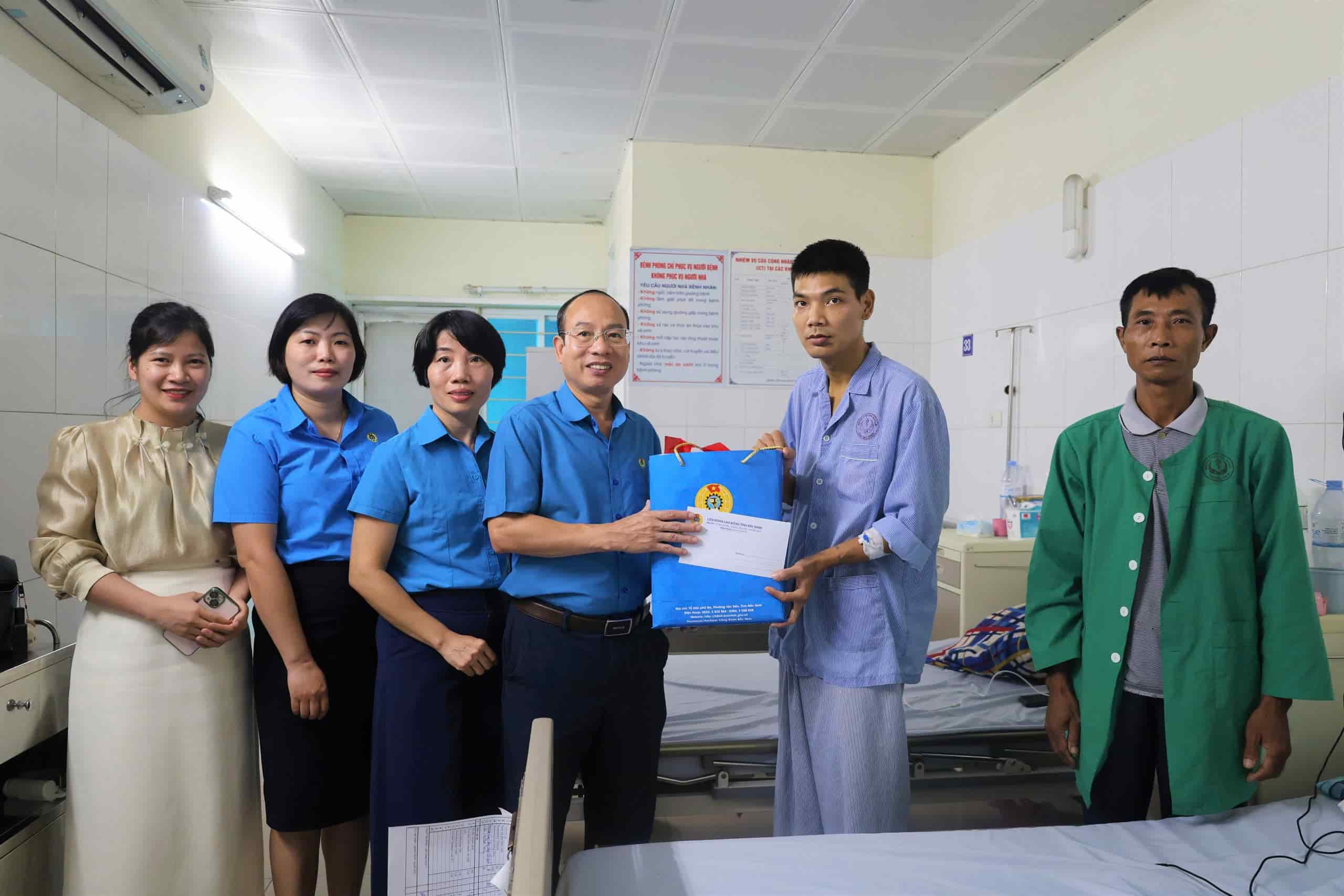 Bac Ninh Provincial Labor Federation visits and supports union members who have accidents while participating in voluntary blood donation. Photo: Quyet Chien/Provincial Labor Federation.