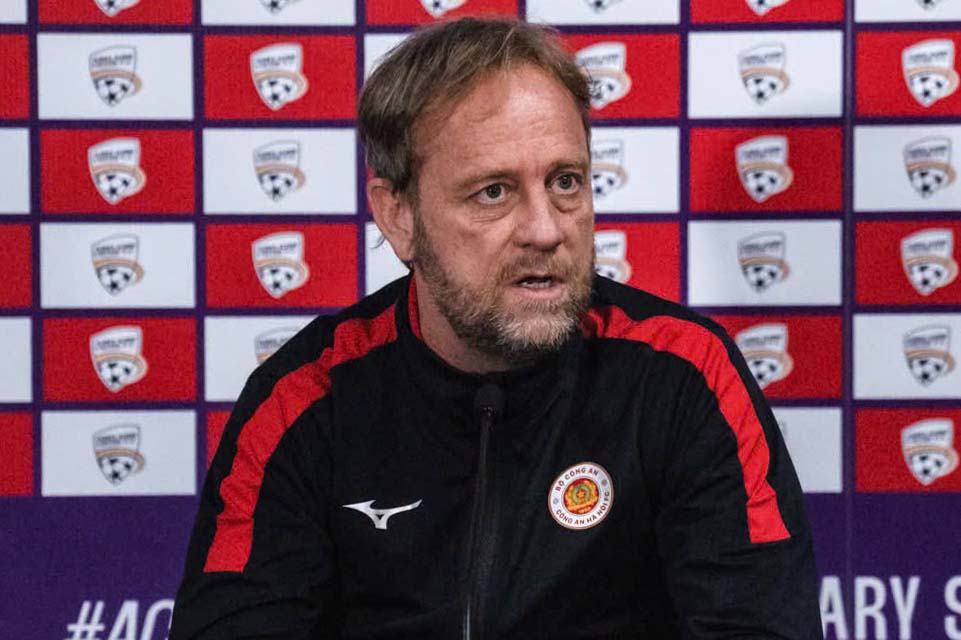 Coach Alexandre Polking answers press conference before the Hanoi Police vs Adelaide United match. Photo: CAHN Club